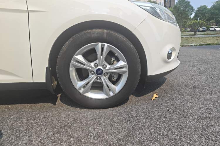 Used Ford Focus 2012 Sedan 1.6L Manual Fashion Edition Exterior 8