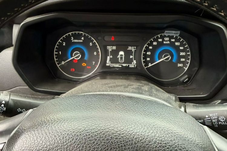 Used Dongfeng Fengon 580 2017 1.5T Manual Luxury Model Odometer Close Up