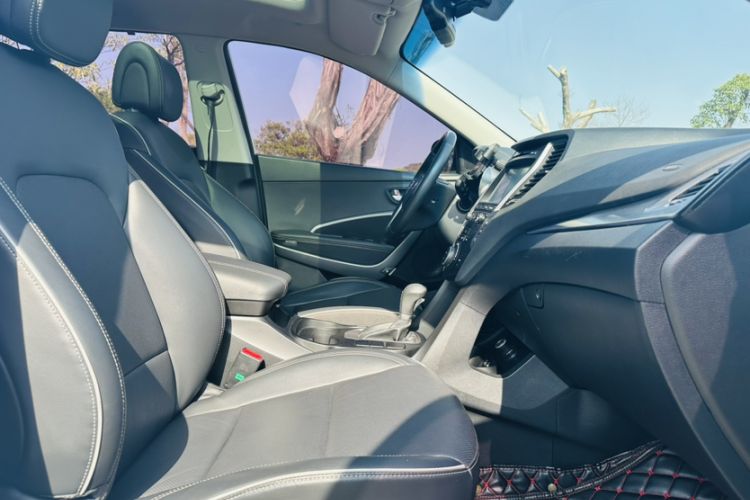 Used Hyundai Santa Fe 2017 2.0T Automatic Two-Wheel Drive Smart Version 7 Seats