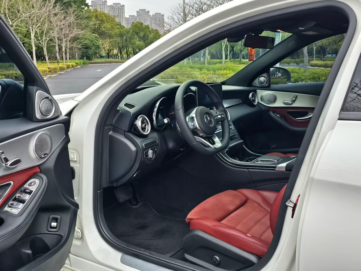 Переднее сиденье в автомобиле