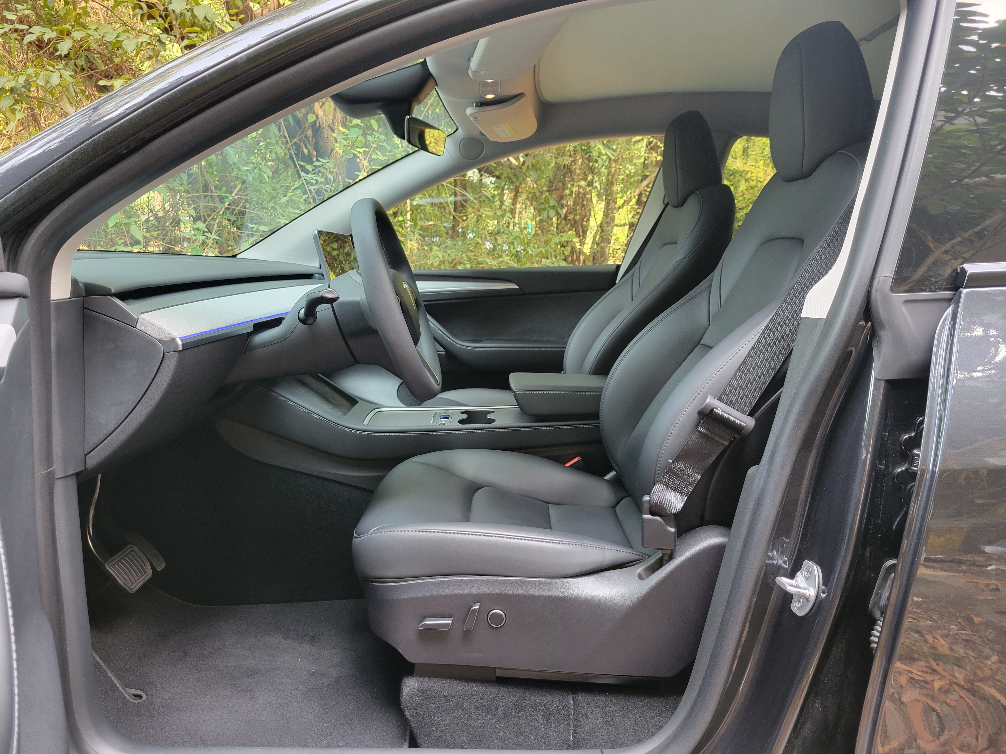 Переднее сиденье в автомобиле