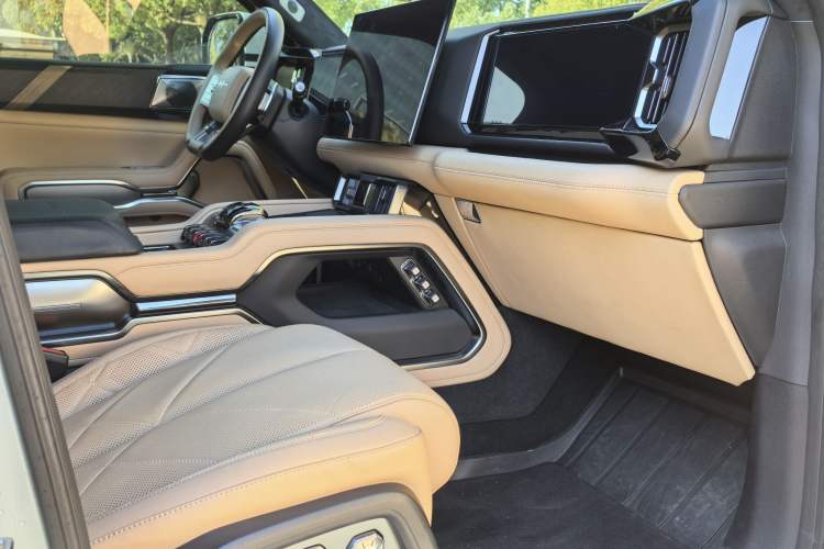 Used Formula Leopard Leopard 8 2025 Smart & Brave Luxury Edition 6 Seats