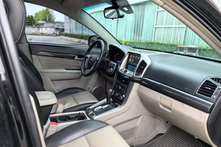 Used Chevrolet Captiva 2014 2.4L 4x4 Luxury Edition 5 Seats Interior 5