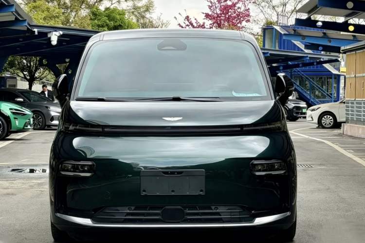 Used Geely Galaxy LEVC L380 2024 140-Degree 6-Seater All-Wheel-Drive Ultra