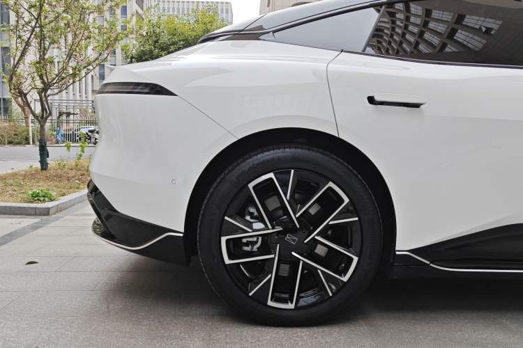 Used Avatr 06 2025 Ultra Pure Electric Edition Exterior 9