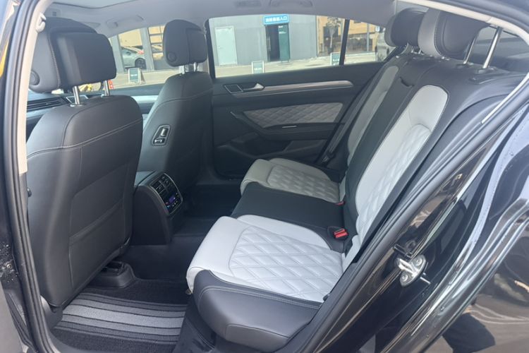 Used Volkswagen Magotan 2023 2 Million Units Limited Edition 330TSI DSG Leading Version Interior 3