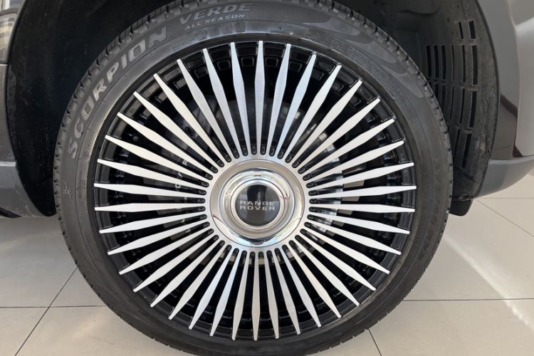 Used Land Rover Range 2022 3.0 L6 400 PS Classic Extended Version Exterior 8