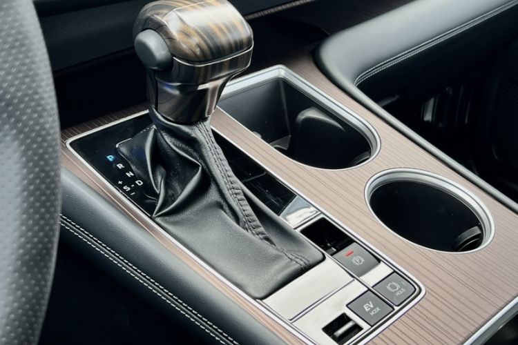 Used Toyota Granvia 2024 2.5L Hybrid Luxury Edition