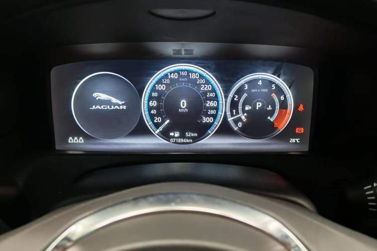 Used Jaguar XFL 2020 XFL 2.0T P200 Two-Wheel-Drive Elite Edition Odometer Close Up