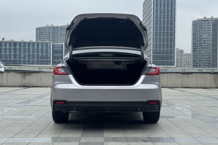 Used Toyota Camry 2026 Model Dual-Engine 2.0HSE Sport Lite Edition Trunk