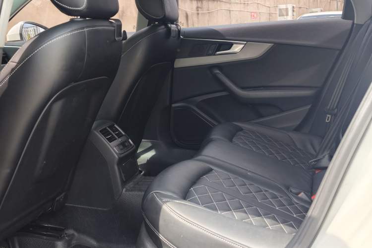Used Audi A4L 2019 40 TFSI Ambition China VI Interior 3