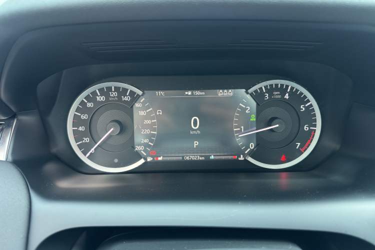 Used Land Rover Discovery Sport 2020 200 PS Family Edition Odometer Close Up