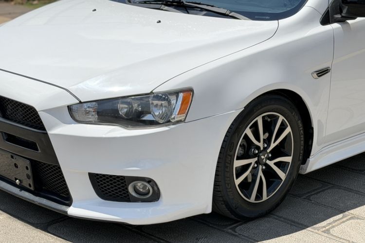 Used Mitsubishi Lancer EX 2016 1.8L Manual Black-and-White Retro Edition Exterior 5