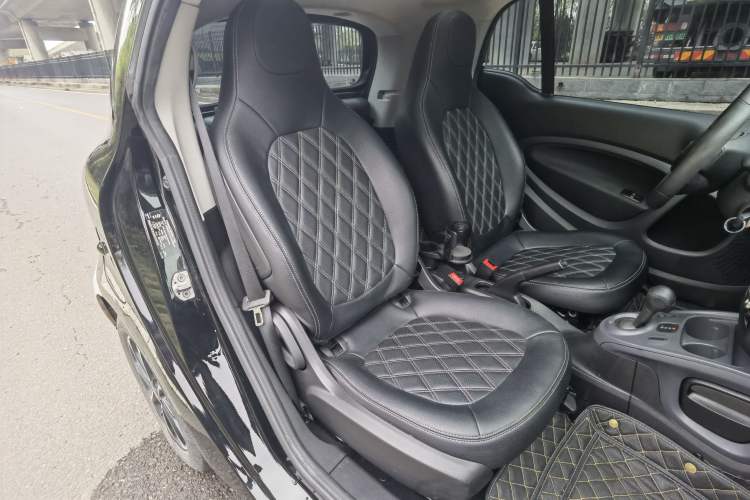 Used smart fortwo 2015 1.0L 52 kW Hardtop Passion Edition Right Front Seat