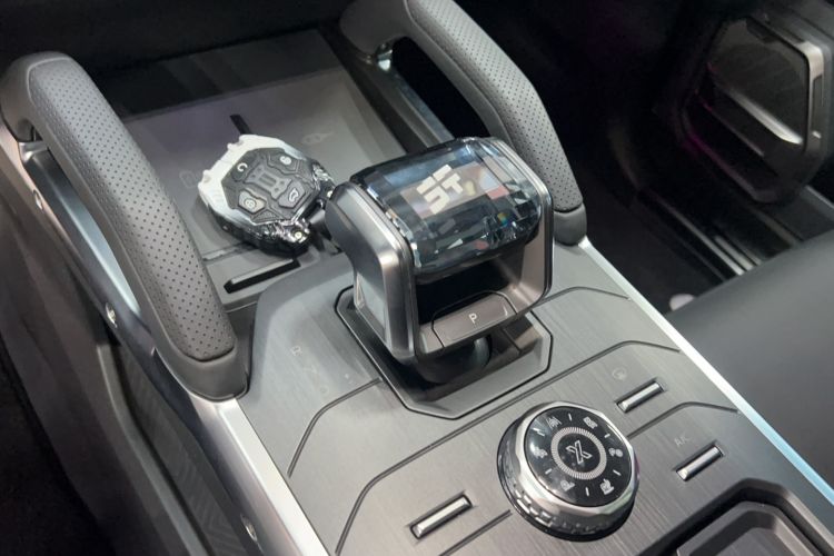 Used JETOUR Traveler 2024 2.0T All-Wheel-Drive Silver Dragon Wings