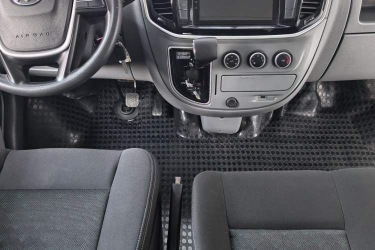 Used SAIC MAXUS Xintu V80 2023 2.0T Manual Classic Aoyuntong Short Wheelbase Ultra-Low Roof 7/8/9-Seater