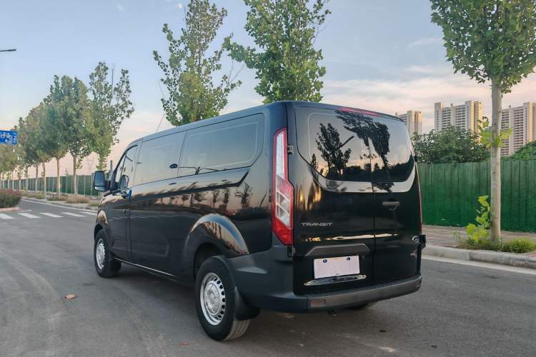 Used Ford Transit 2020 2.0T Diesel Multi-Function Commercial Vehicle Mid-Chassis Low-Roof Design with Dual Rear Doors Meeting China VI Emission Standards
