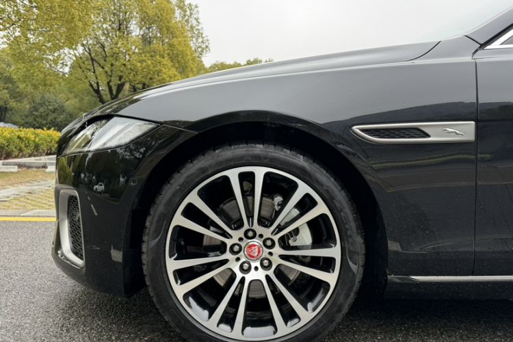 Used Jaguar XFL 2025 Model—2.0T P250, Two-Wheel Drive, Premium Luxury Edition