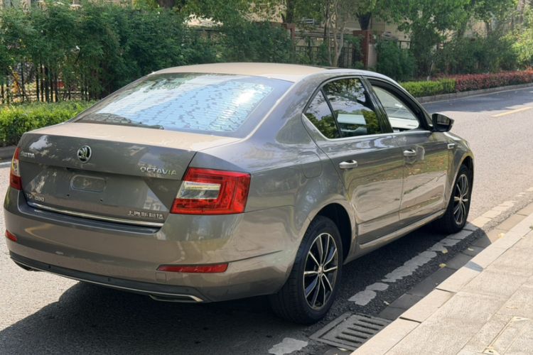 Used Skoda Octavia 2017 TSI280 DSG Smart Drive Edition Exterior 3
