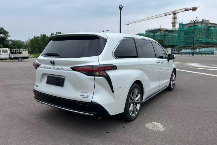Used Toyota Sienna 2023 2.5L Hybrid Deluxe Edition
