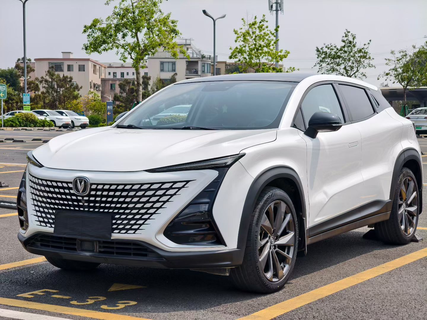 Под передней частью автомобиля