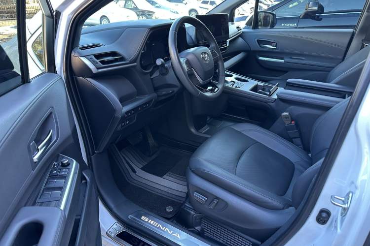 Used Toyota Sienna 2023 2.5L Hybrid Ultimate Edition