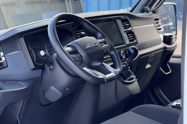 Used JMC Fushun 2023 2.0T Manual Short-Wheelbase Low-Roof Commercial Multi-Purpose Passenger Vehicle 6 Seats with Dual-Opening Tailgate