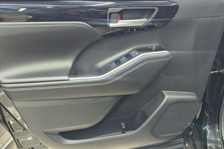 Used Toyota Highlander 2022 Dual-Engine 2.5L Four-Wheel Drive Prestige Version 7 Seats Interior 5