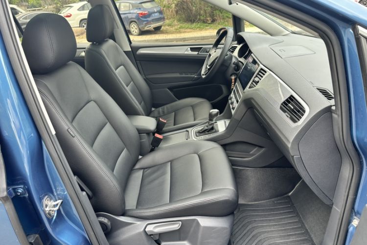 Used Volkswagen Golf Sportsvan 2016 230TSI Automatic Trend Edition Right Front Seat