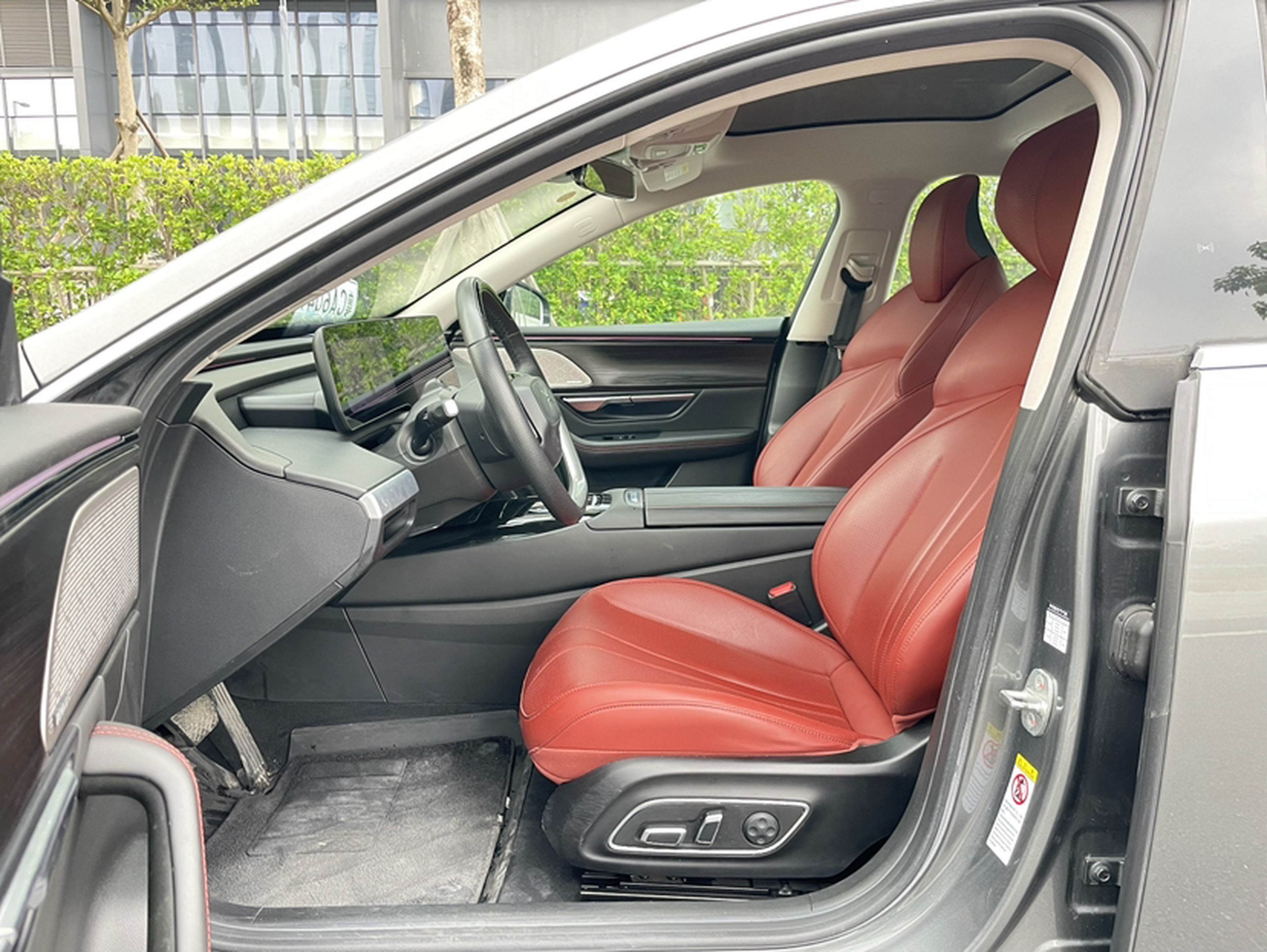 Переднее сиденье в автомобиле