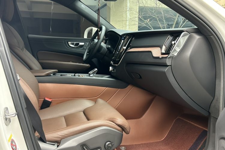 Used Volvo XC60 2025 B5 Four-Wheel Drive Smart & Advanced Luxury Edition
