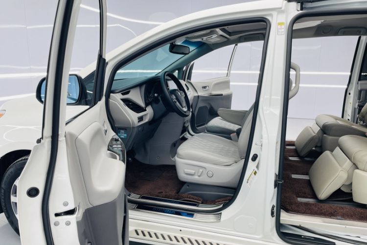 Used Toyota Sienna 2020 3.5L Two-Wheel Drive XLE Leather Interior 7 Seats Mexico Edition
