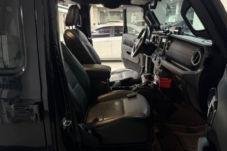 Used Jeep Wrangler 2019 2.0T Sahara Four-Door Version China VI Emission Standard
