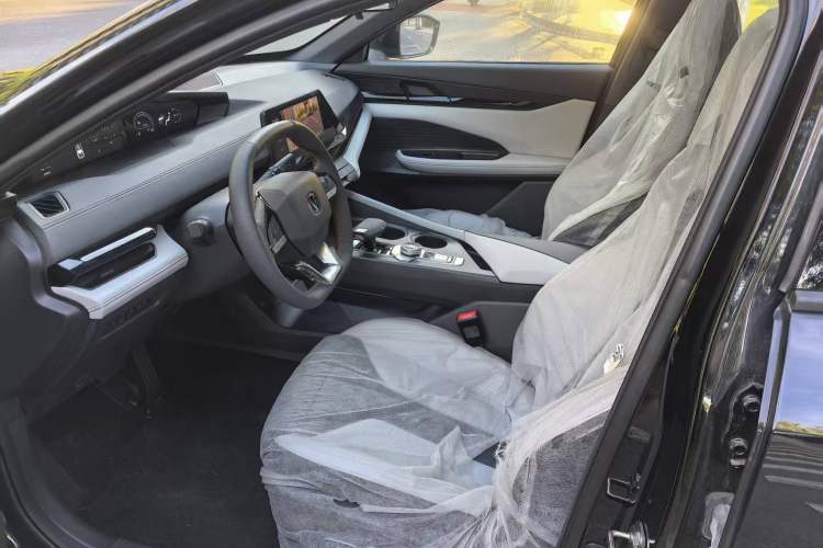 Used Changan UNI-V iDD 2024 Blue Whale Smart Electric iDD 136km ZhiKu Model