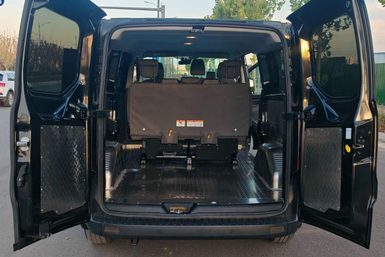 Used Ford Transit 2020 2.0T Diesel Multi-Function Commercial Vehicle Mid-Chassis Low-Roof Design with Dual Rear Doors Meeting China VI Emission Standards
