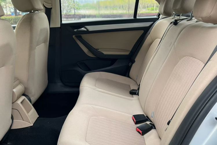 Used Volkswagen Jetta 2013 1.6L Manual Comfort Model Interior 4