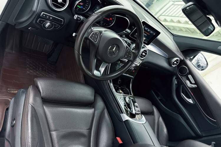 Used Mercedes-Benz GLC 2017 GLC 260 4MATIC Luxury Model Interior 5