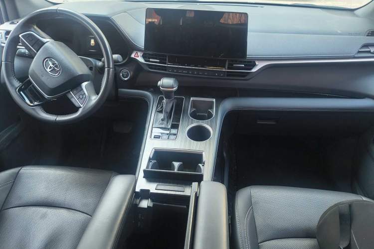 Used Toyota Sienna 2024 2.5L Hybrid Luxury Edition