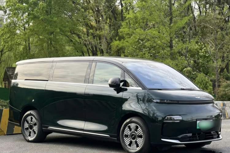 Used Geely Galaxy LEVC L380 2024 140-Degree 6-Seater All-Wheel-Drive Ultra