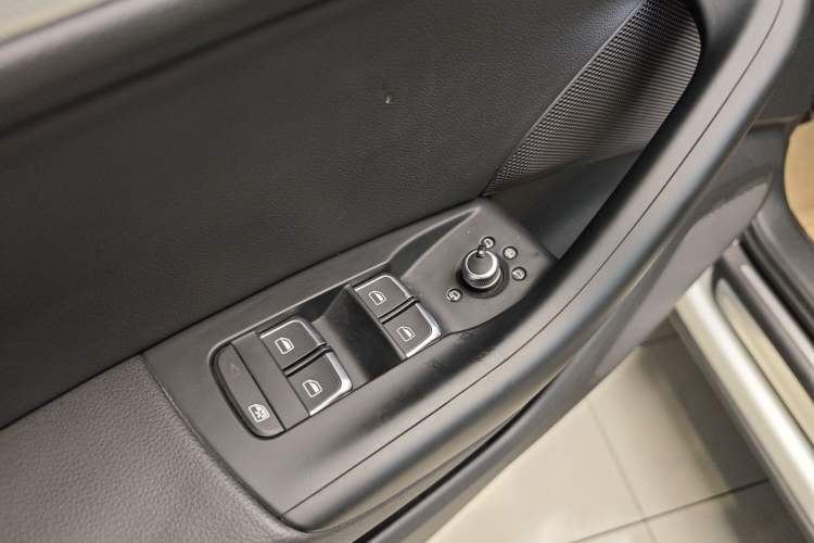 Used Audi Q3 2015 35 TFSI Millionth Anniversary Comfort Model Interior 4