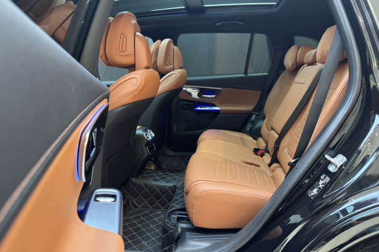 Used Mercedes-Benz GLC 2023 GLC 260 L 4MATIC Luxury 7-Seater Interior 4