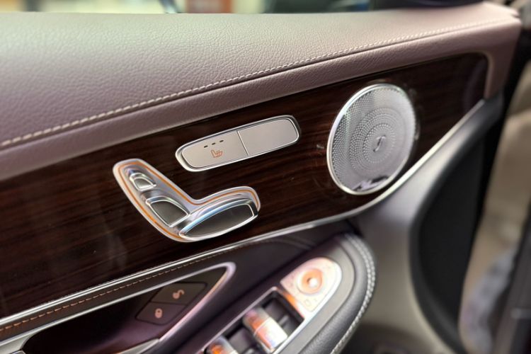 Used Mercedes-Benz GLC 2017 GLC 260 4MATIC Luxury Model Interior 9