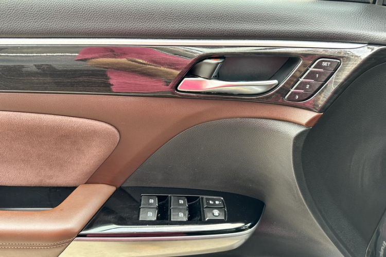 Used GAC Trumpchi GS8 2017 320T Two-Wheel Drive Luxury Smart Connectivity Version (7 Seats) Interior 4