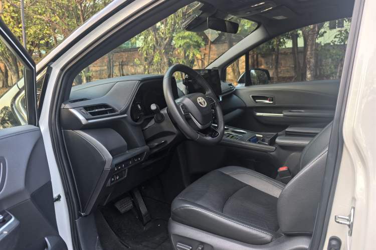 Used Toyota Sienna 2023 2.5L Hybrid Deluxe Edition