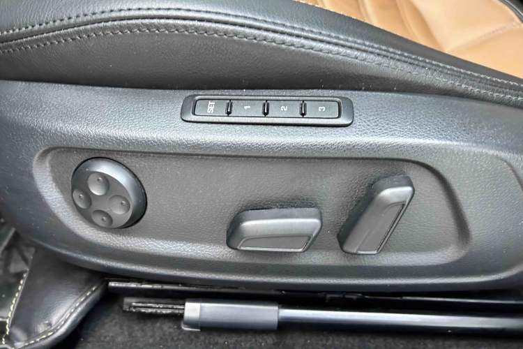 Used Volkswagen FAW-Volkswagen CC 2013 1.8TSI Luxury Model Interior 12