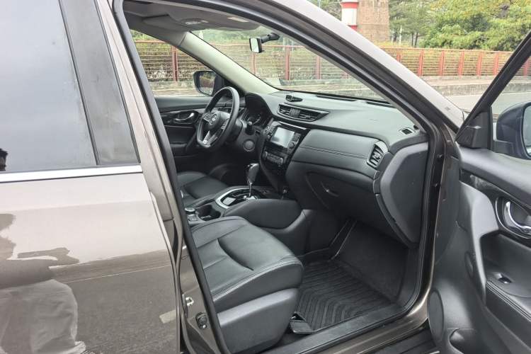 Used Nissan X-Trail 2017 2.5L CVT Leading Edition 4WD
