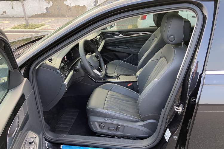 Used Volkswagen Passat 2022 330TSI Luxury Edition Interior 1