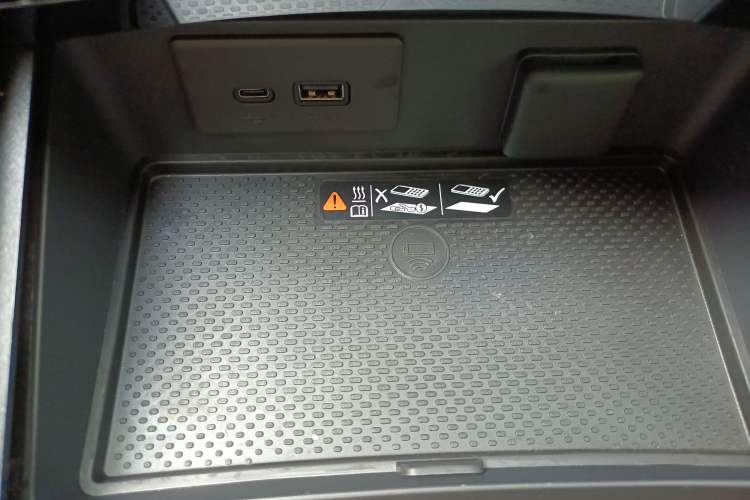 Used Buick Envision 2025 25T Entry-Grade Platinum Edition Interior 6