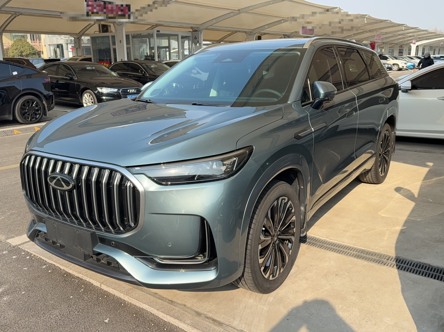 تحت مقدمة السيارة