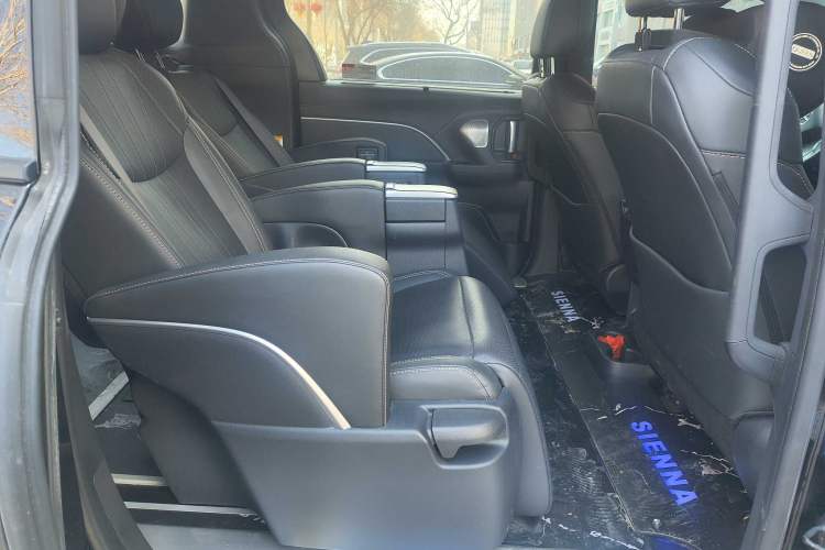 Used Toyota Sienna 2024 2.5L Hybrid Luxury Edition